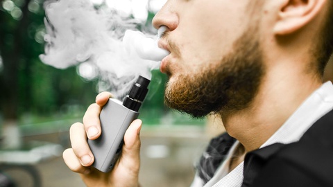 Rauchen einer E-Zigarette &copy; shutterstock