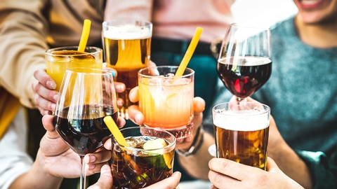 Gruppe prostet sich zu  © Shutterstock