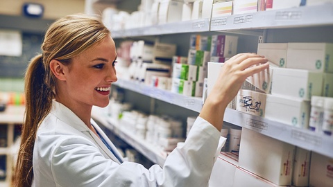 Frau in der Apotheke © Shutterstock