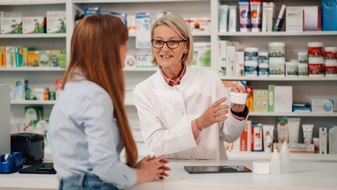 Apothekerin erklärt Kundin etwas © Shutterstock