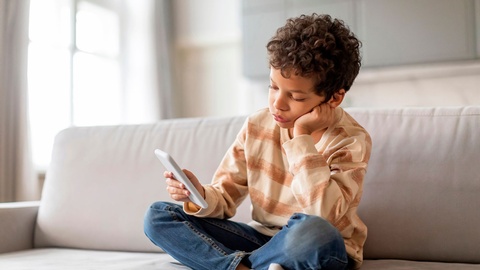 Kind  mit Handy © shutterstock