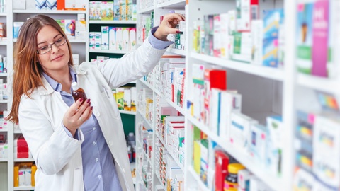 Eine Frau in der Apotheke © Shutterstock