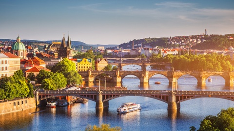 Eine Panoramaaufnahme der Stadt Prag. © Shutterstock