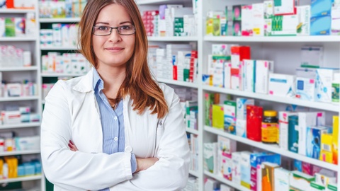 Symbolbild: Eine Apothekerin © Shutterstock