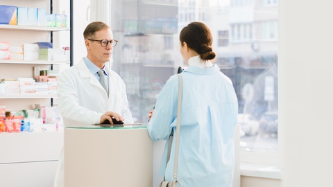 Ein Apotheker berät eine Kundin. © Shutterstock