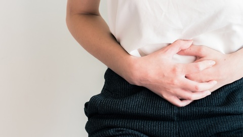 Eine Frau hat Bauchschmerzen © Shutterstock