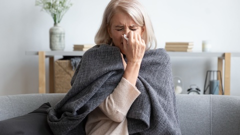 Symbolbild: Eine Frau mit Erkältungssymptomen. © Shutterstock