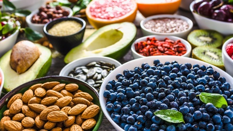 Symbolbild: Verschiedene frische Lebensmittel wie Beeren, Kiwis und Avocados. © Shutterstock