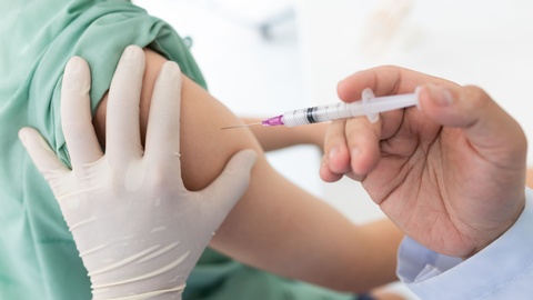 Symbolbild: Jemand erhält eine Impfung. © Shutterstock