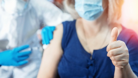 Symbolbild: Eine Frau, die sich gerade impfen lässt. © Shutterstock