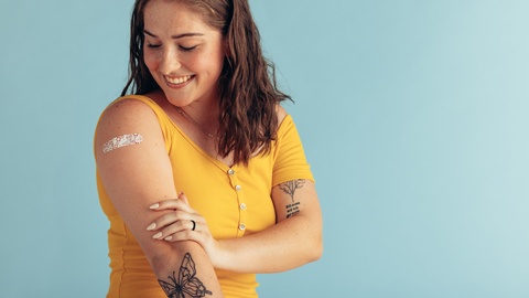 Eine Frau mit einem Pflaster auf dem Arm. © Shutterstock