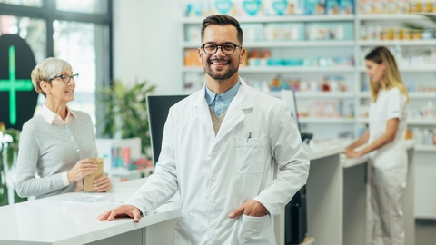 Symbolbild: Apotheker bei der Arbeit an der Tara. © Shutterstock