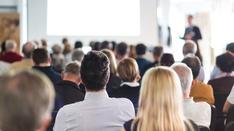 Symbolbild: Zuschauer bei einem Kongress. © Shutterstock