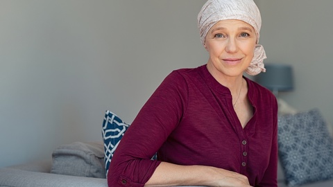 Eine Frau mit einem Tuch um den Kopf. © Shutterstock