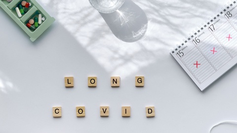Symbolbild: Holzsteine, auf denen das Wort "Long Covid" steht. © Shutterstock