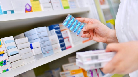 Symbolbild: Medikamente in der Apotheke. © Shutterstock