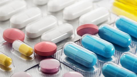 Symbolbild mit verschiedenen Medikamenten in Tablettenform. © Shutterstock
