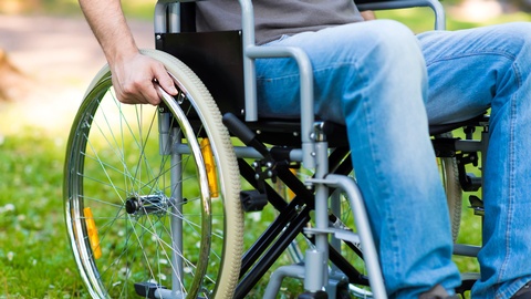 Symbolbild: Ein Mann, der im Rollstuhl sitzt. © Shutterstock