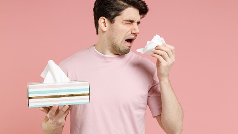 Ein Mann, der niest. © Shutterstock