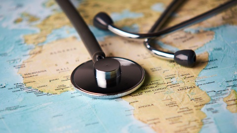 Symbolbild: Stethoskop auf einer Landkarte © Shutterstock