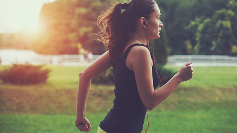 Eine Frau joggt im Park. © Shutterstock