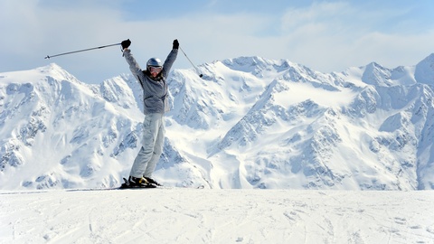 Ein glücklicher Skifahrer © Shutterstock