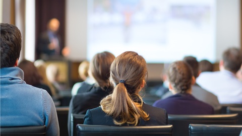 Ein Publikum bei einer Veranstaltung. © Shutterstock