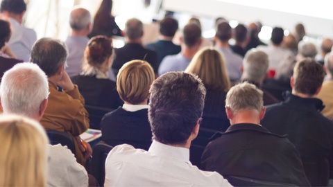 Ein Publikum bei einer Veranstaltung. © Shutterstock