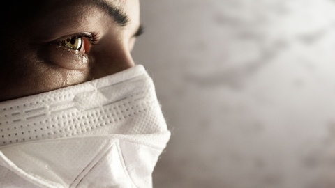 Frau mit Maske © Shutterstock