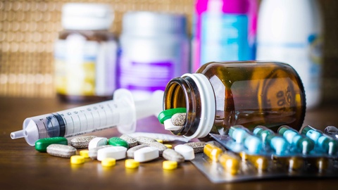 Medikamente auf einem Tisch &copy; Shutterstock