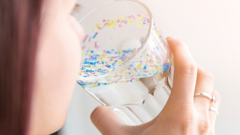Mikroplastik in Glas Wasser &copy; Shutterstock