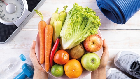 Die Basismaßnahmen umfassen eine ballaststoffreiche Ernährung, ausreichende Flüssigkeitszufuhr sowie mehr Bewegung. So kann die Darmfunktion auf natürliche Weise angeregt und das Stuhlvolumen erhöht werden. © Shutterstock