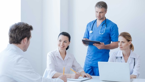 Interdisziplinäres Team im Krankenhaus © Shutterstock