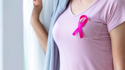 Frau mit pinkem Shirt hat Brustkrebs © Shutterstock