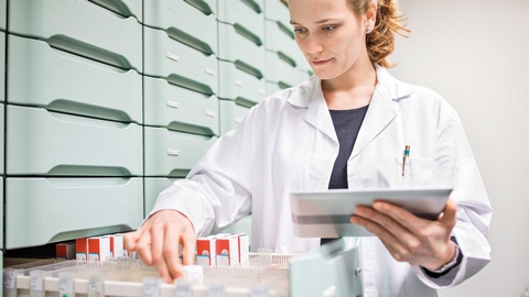 Bei der Medikationsanalyse können nicht mehr benötigte Medikamente identifiziert und Wechselwirkungen minimiert werden. © iStock
