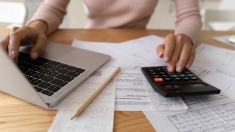 Laptop und Taschenrechner © Shutterstock