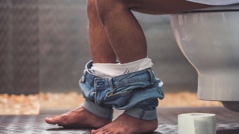 Zusammenhang zwischen der Nutzung von Smartphones auf der Toilette und einem erhöhten Risiko für Hämorrhoiden. © iStock