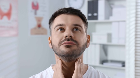 Mann greift sich an die Lympknoten © Shutterstock