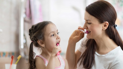 Kind und Mutter putzen Zähne © Shutterstock