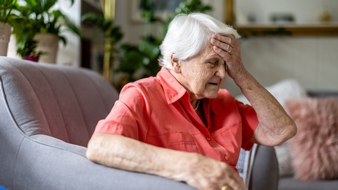 Ältere Dame mit Demenz schlägt sich Hand auf den Kopf © Shutterstock