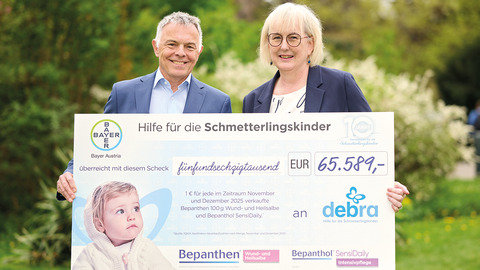Dr. Rainer Riedl (DEBRA Austria) und  Mag. Susanne Eibegger (Bayer Austria) bei der  symbolischen Scheck&uuml;bergabe: 65.589 Euro  flie&szlig;en in Forschung und Versorgung von  Menschen mit Epidermolysis bullosa. &copy; Beigestellt