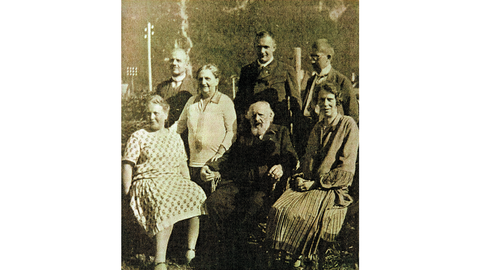 Gr&uuml;ndeten 1926 die Internationale Gesellschaft f&uuml;r die Geschichte der Pharmazie (v.&thinsp;l.&thinsp;n.&thinsp;r.): Ludwig Winkler, Fritz Ferchl und Walther Zimmermann (hinten) sowie (davor) Emma Ferchl, Elisa Tschirch, Alexander Tschirch und Anna Winkler. &copy; Familienarchiv Winkler