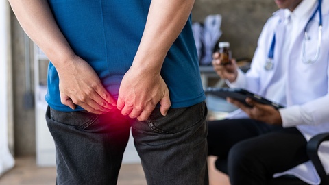 Mann beim Arzt © Shutterstock