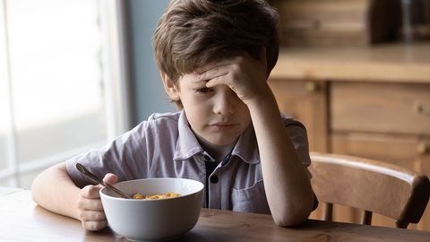 Kind mag nicht essen  &copy; Shutterstock