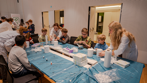 Die Schüler:innen der 4B  der De la Salle-Schule  in Strebersdorf schlüpften fasziniert in die Rolle  kleiner Apotheker:innen. © Christoph Schipp