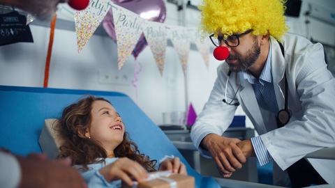 Clown im Krankenhaus bringt Mädchen zum Lachen © Shutterstock