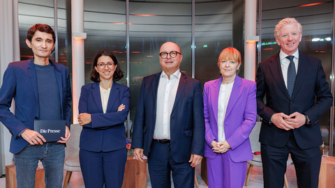 K&ouml;ksal Baltaci (Moderator/Redakteur Die Presse), Ilaria Passarani (PGEU), Thomas W. Veitschegger (&Ouml;sterreichischer Apothekerverband), Michaela Wlattnig (Sprecherin Patienten- und Pflege&shy;anw&auml;lte), Peter McDonald (Dachverband der Sozialversicherungstr&auml;ger) &copy; Roland Rudolph