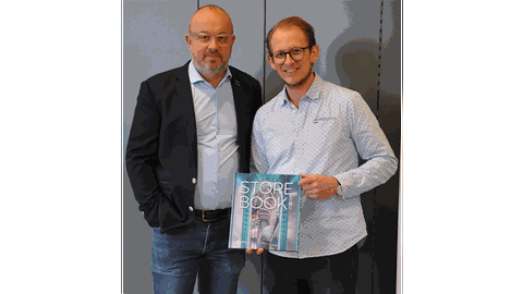 Das Projekt „Pirka“ von Geschäftsführer Jürgen Klinger (li.) und Projekt­leiter Aron Wochner wurde im diesjährigen Store Book präsentiert. © Apoverlag