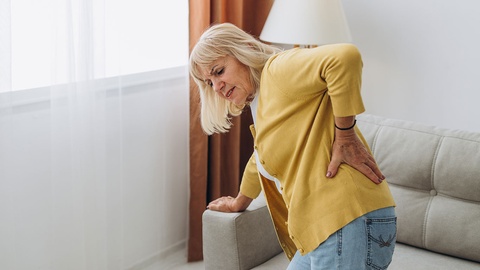 Frau mit Rückenschmerzen. © Shutterstock