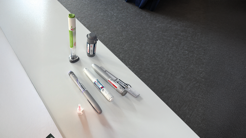 Hands-on statt Theorie:  Mit Demoger&auml;ten und Spritzkissen &uuml;bten die Teilnehmer:innen Penhandhabung und korrekte Injektionstechnik. &copy; beigestellt